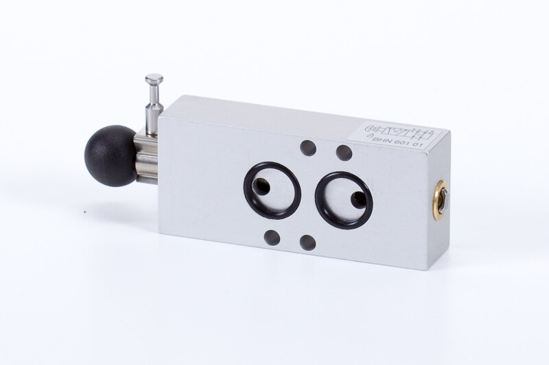 Manually actuated block- and vent valves